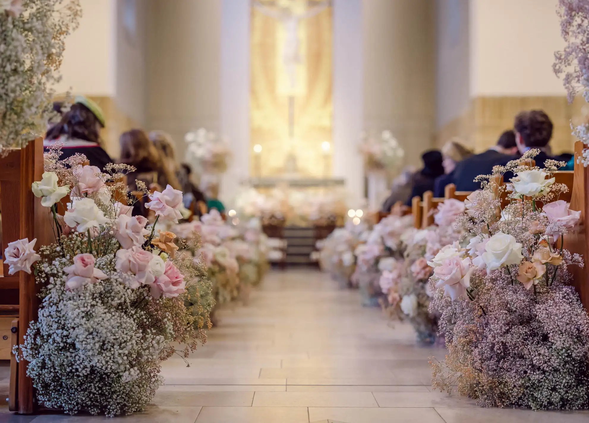 Wedding aisle floral arrangements for a luxury London wedding by Sauveur Studios.